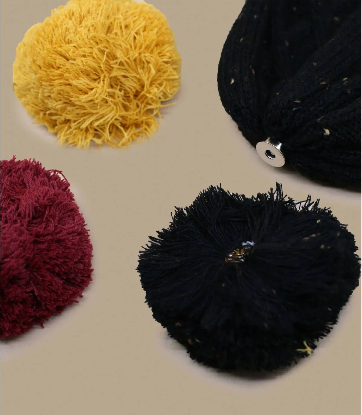 Cappello Cabaia nero con pomponAppletini black     