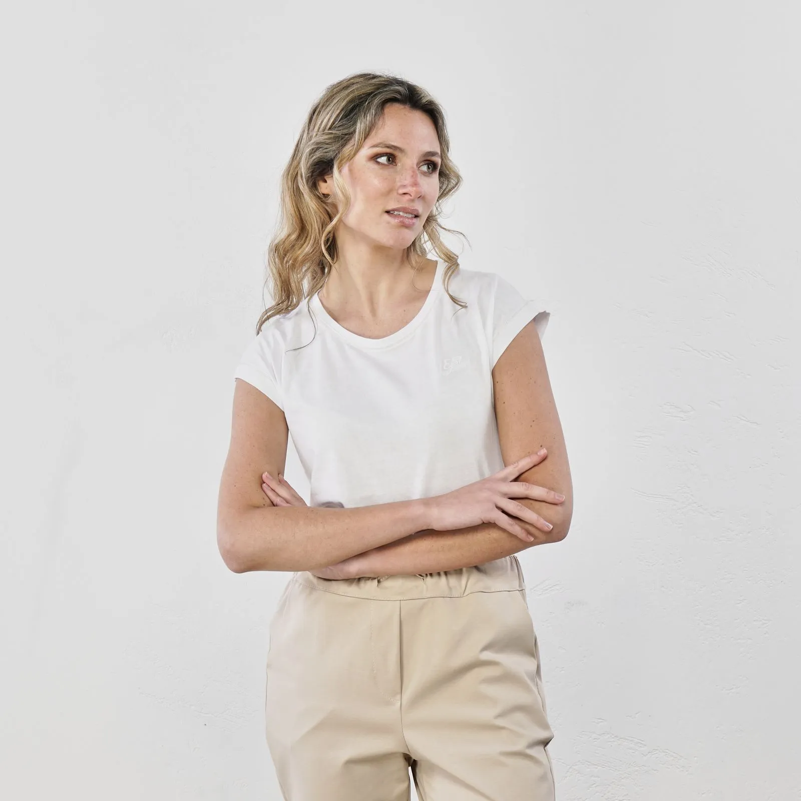 T-shirt bianca con maniche corte e cuciture oro